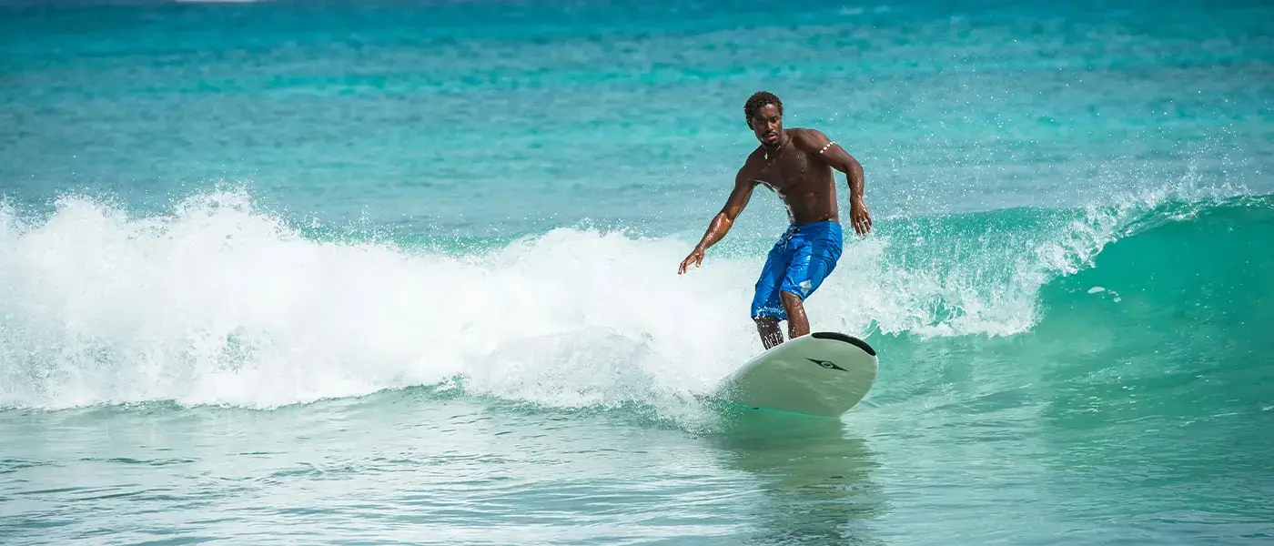 Una persona practica surf en Cabo Verde