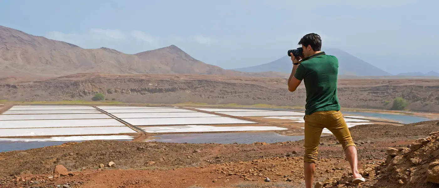 Een persoon fotografeert het eiland Sal in Kaapverdië